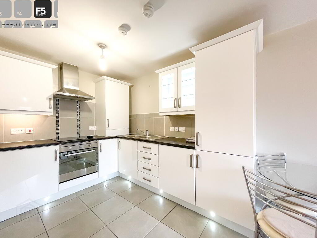 14 1 West Circular Close - kitchen