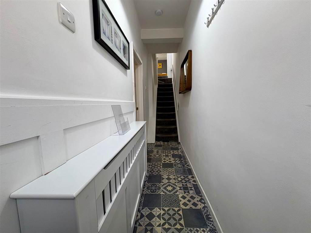 28 Dunvegan Street — property photo 3 of 20