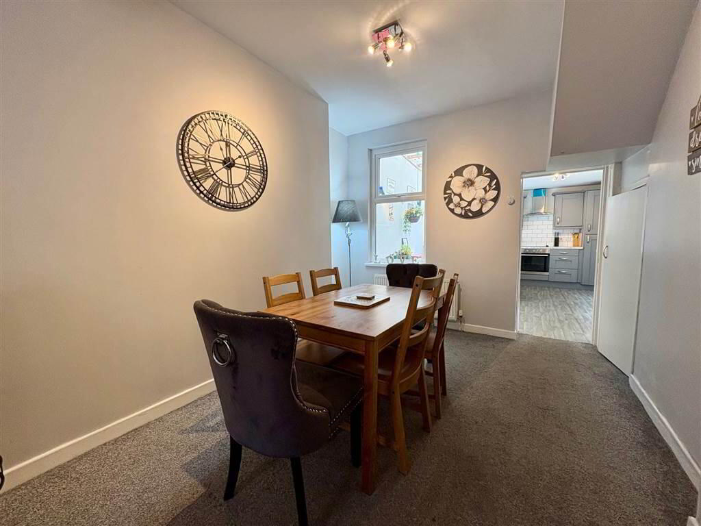 28 Dunvegan Street — property photo 5 of 20