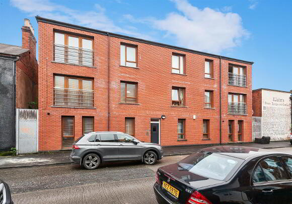 Apt 1, 39 Thorndyke Street 06.jpg