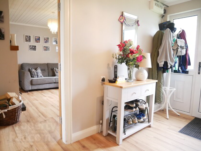 Photo 3 of 5 Manor View, Tempo