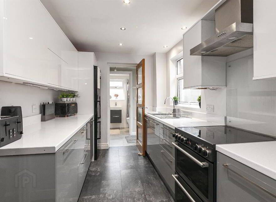 8 Lakeside Drive, Belfast, BT10 0NU