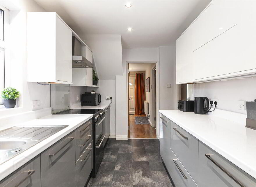 8 Lakeside Drive, Belfast, BT10 0NU