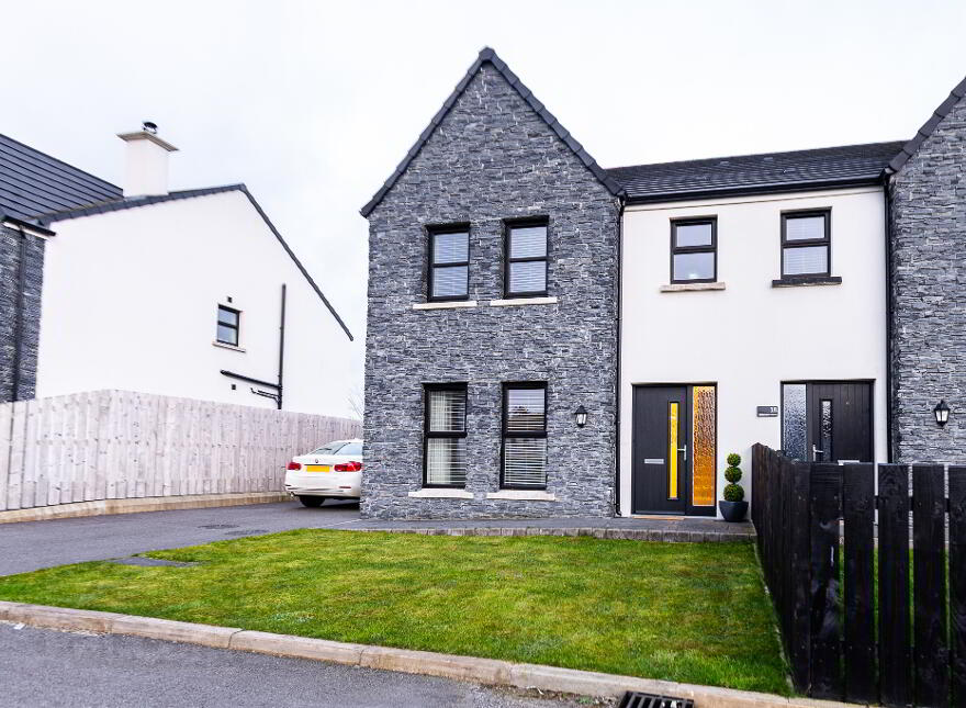 17 Riverview Manor, Castlederg, BT81 7EN photo