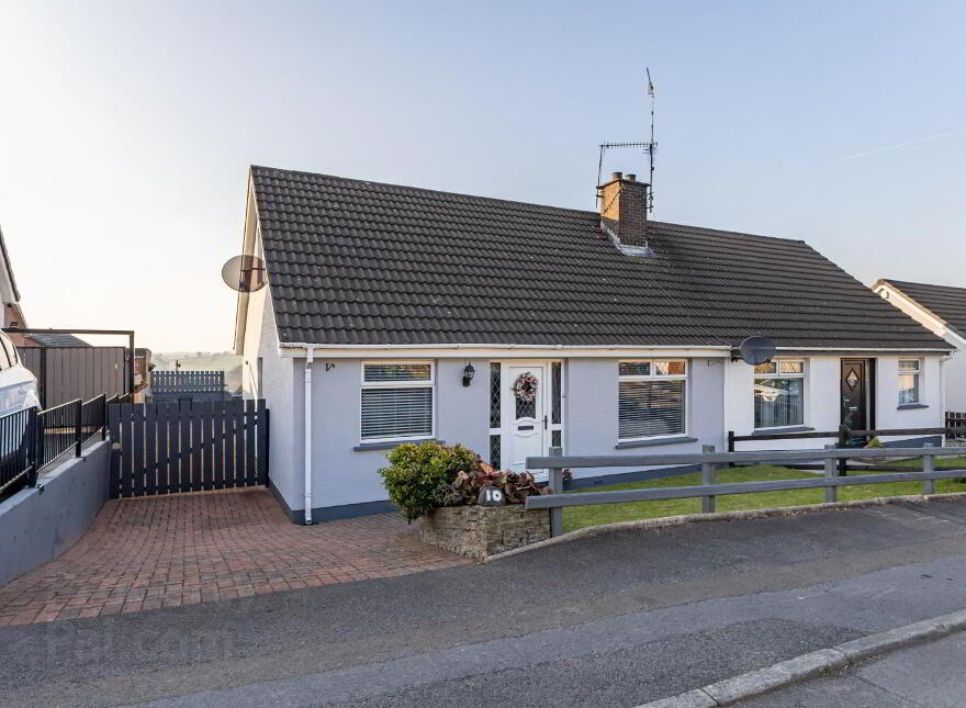 10 Lynn Avenue, Dromore, BT25 1PZ photo