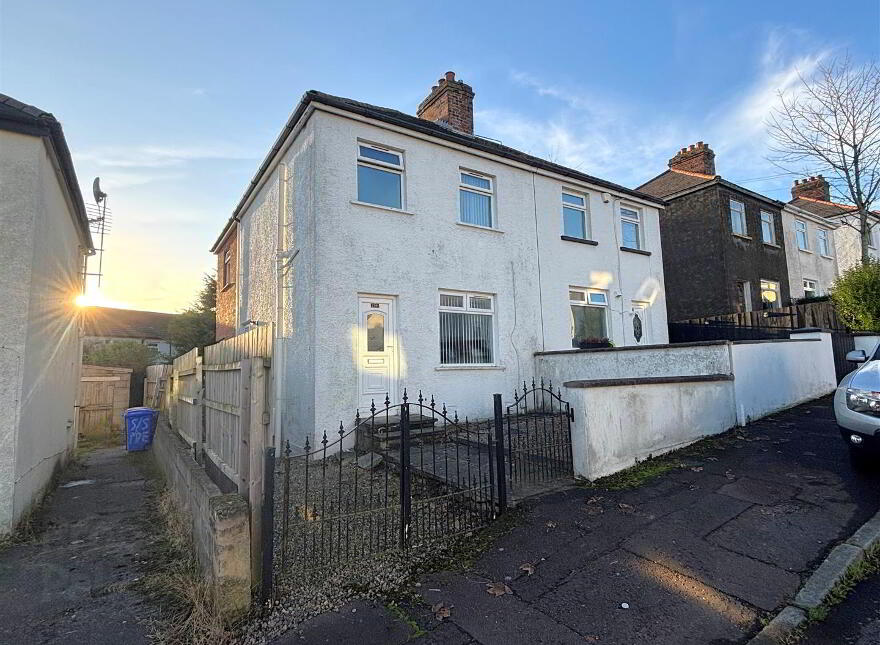 26 Silverstream Parade, Belfast, BT14 8GR photo