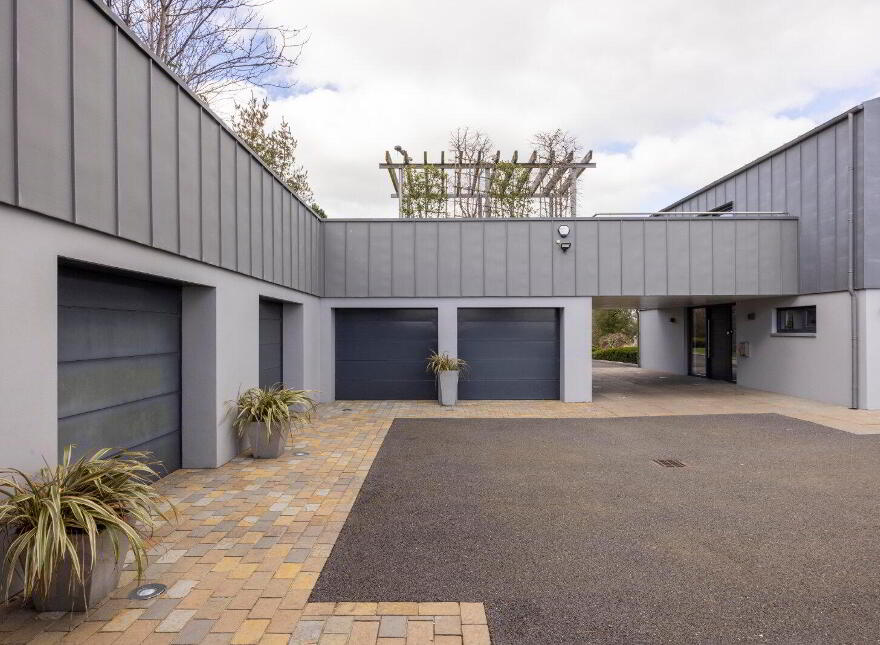 Robinsview, 94a Monlough Road, Saintfield, Ballynahinch, BT24 7HN