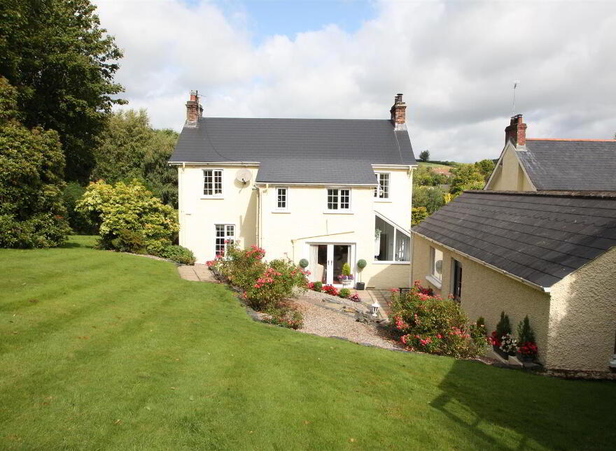 56 Ballymaglave Road, Ballynahinch, BT24 8QB