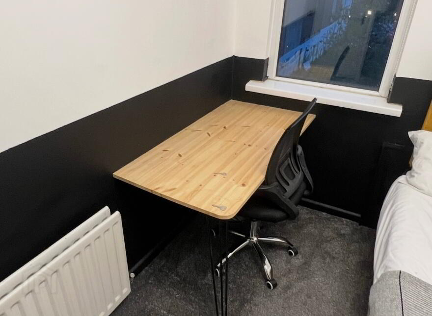 En-Suite Room, 4 Eglantine Gardens, Belfast, BT9 6EZ