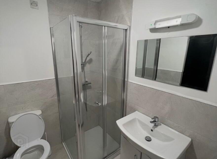 En-Suite Room, 4 Eglantine Gardens, Belfast, BT9 6EZ