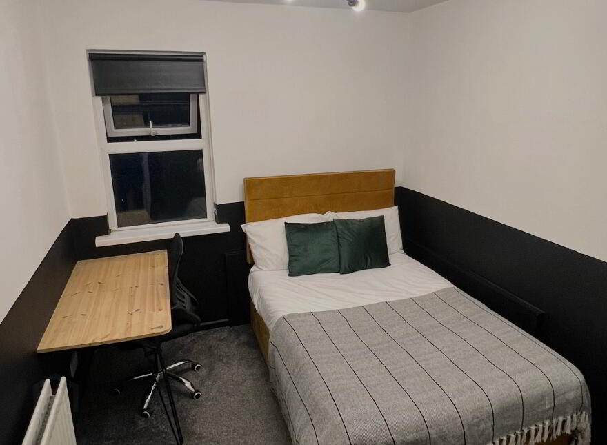 En-Suite Room, 4 Eglantine Gardens, Belfast, BT9 6EZ