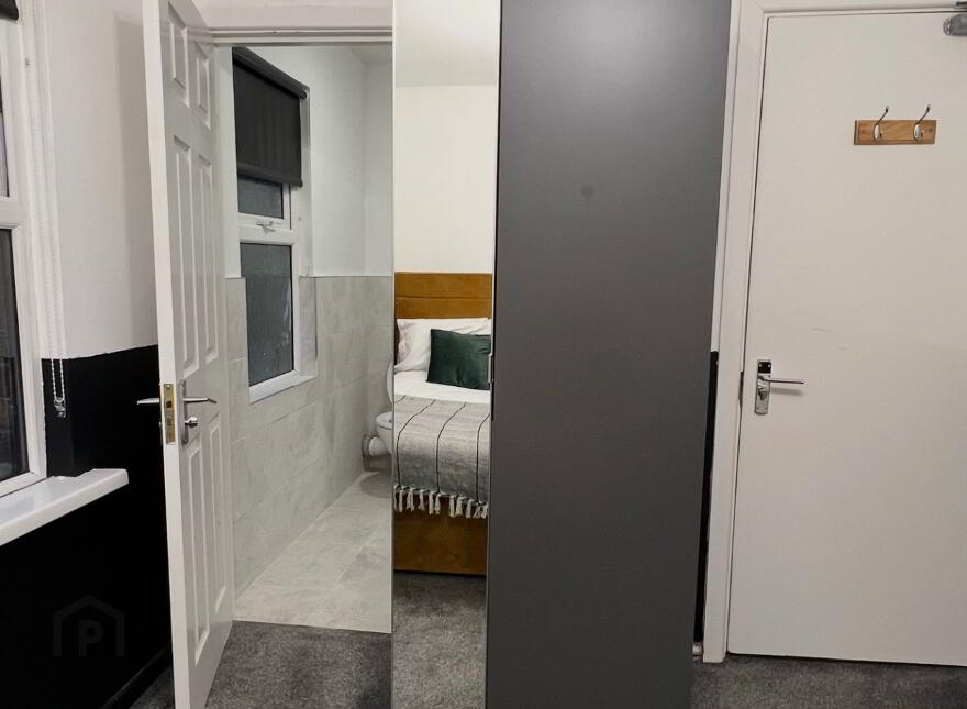 En-Suite Room, 4 Eglantine Gardens, Belfast, BT9 6EZ
