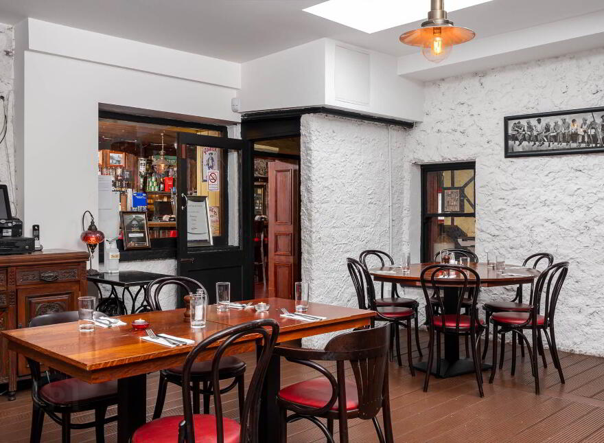 Hennessy`s Gastro Pub, Main Street, Ferbane, R42N628