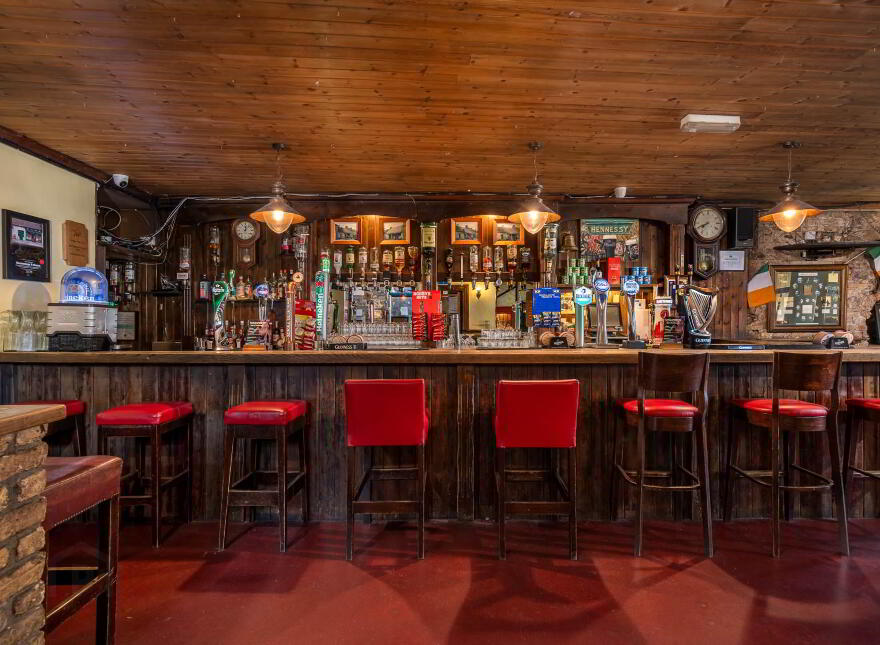 Hennessy`s Gastro Pub, Main Street, Ferbane, R42N628