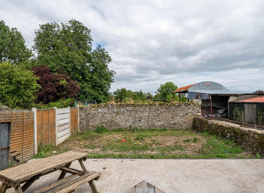 Hennessy`s Gastro Pub, Main Street, Ferbane, R42N628