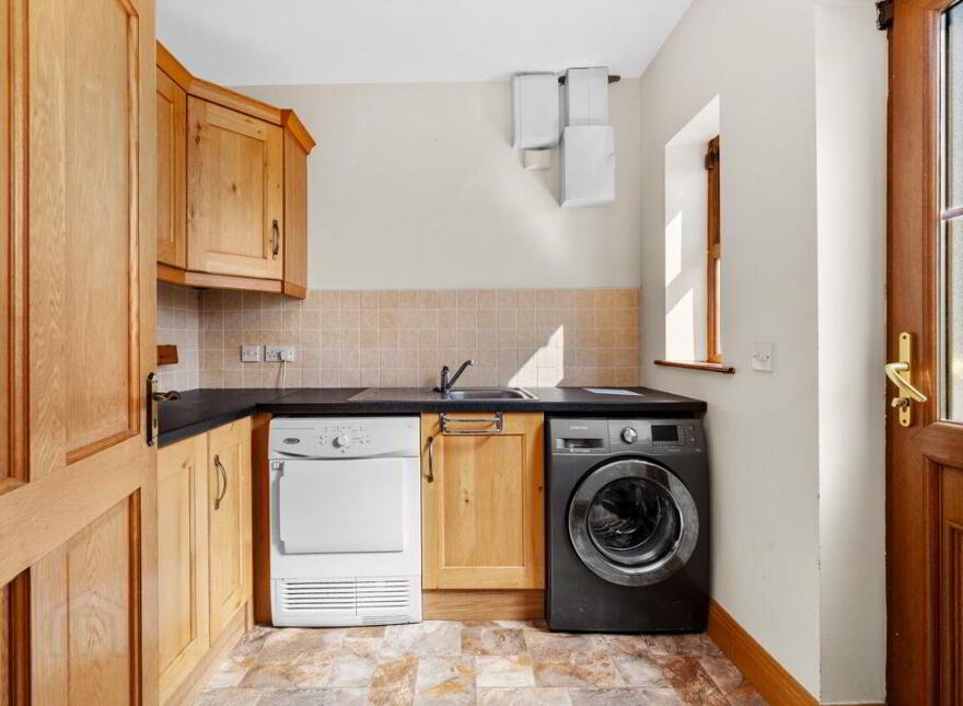Loughaderra, Midleton