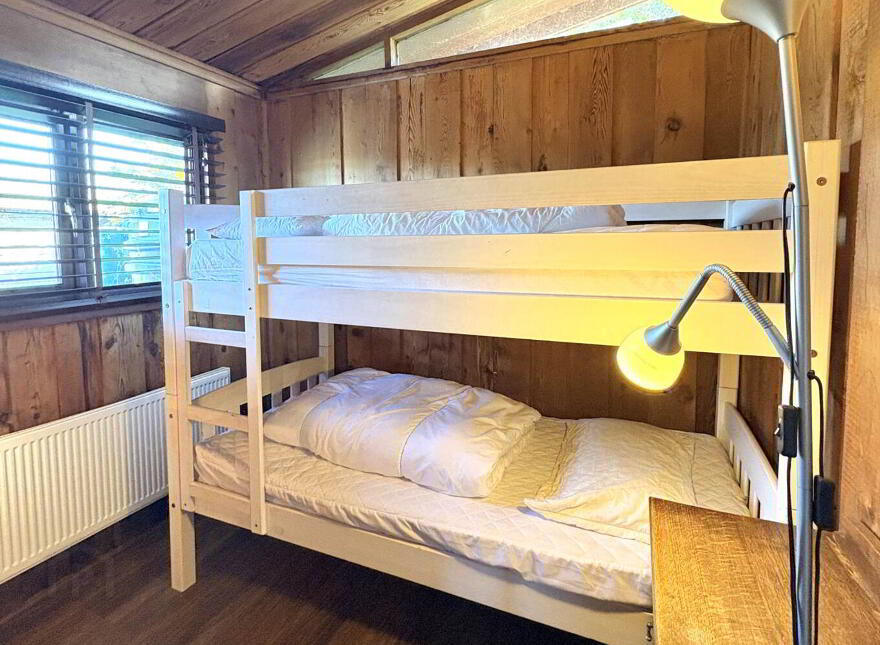 Cedar Chalets, Camp