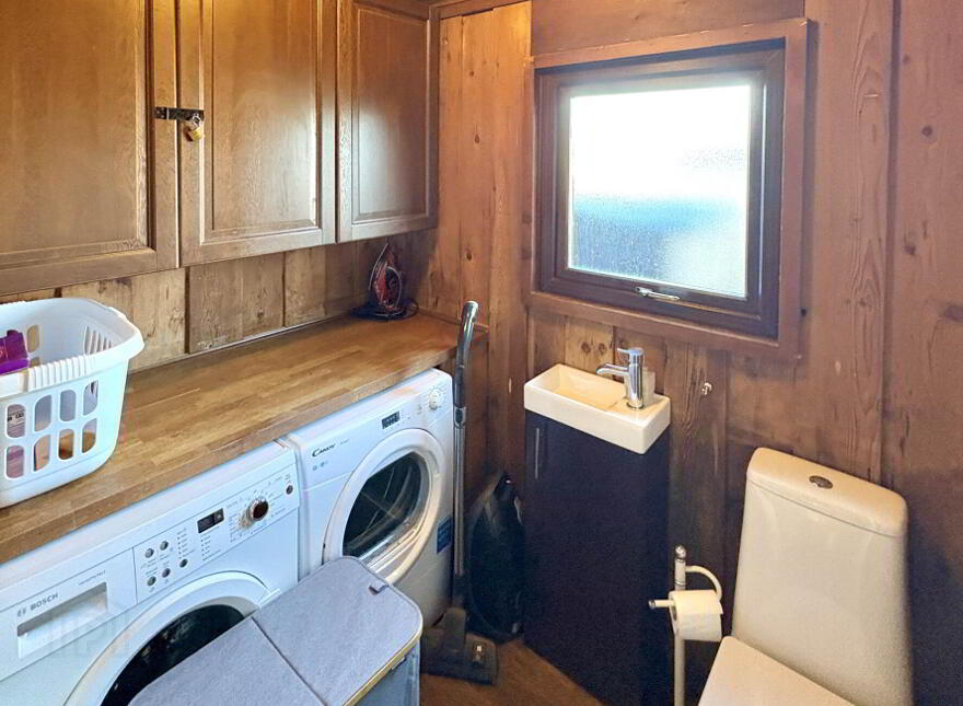 Cedar Chalets, Camp