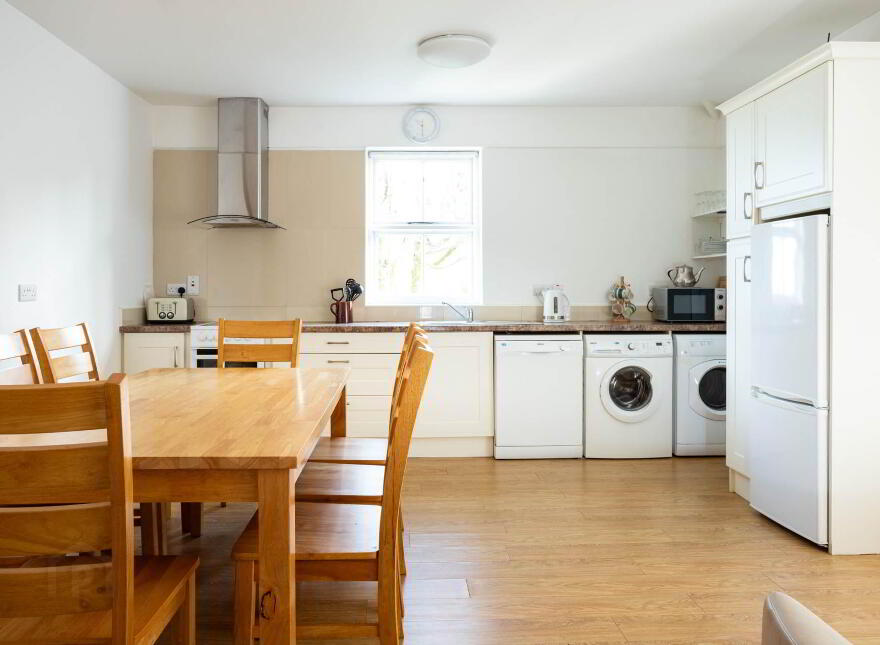 Lil McCarthys, Main Street, Castletownshend, P81PX85