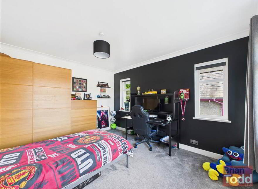 Glenarm Road, Larne, BT40 1BN