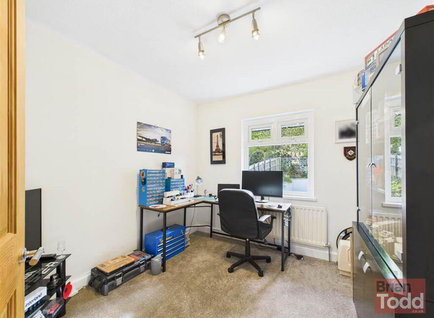 Glenarm Road, Larne, BT40 1BN