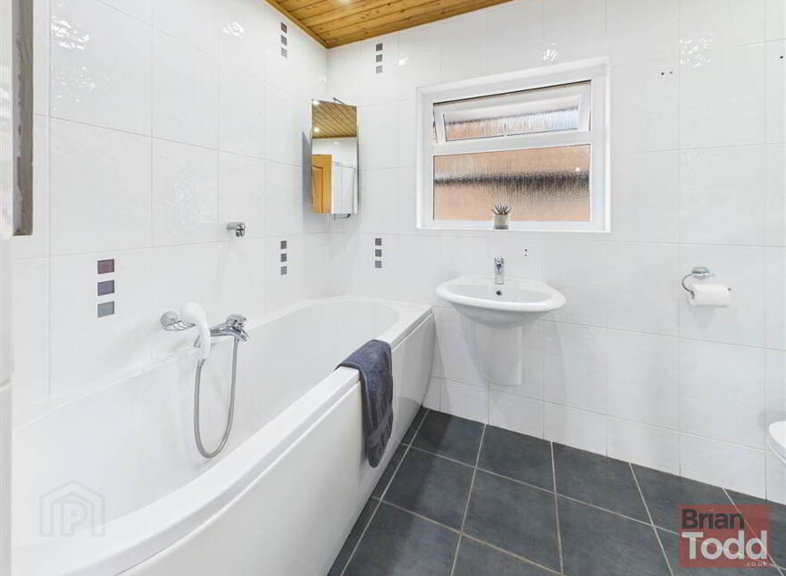 Glenarm Road, Larne, BT40 1BN