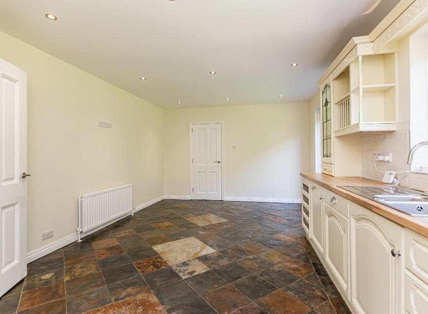 26c Lough Road, Ballinderry, Lisburn, BT28 2JY