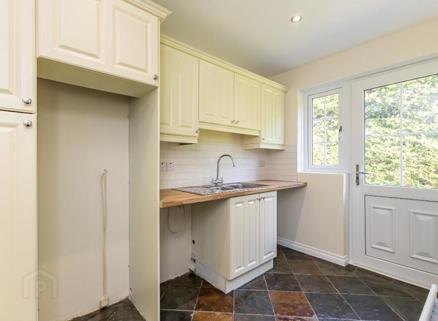 26c Lough Road, Ballinderry, Lisburn, BT28 2JY