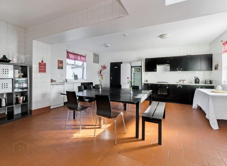 Ocean Wave Lodge, Top Road, Strandhill, Sligo