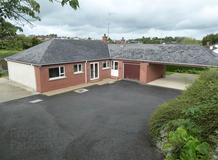 6 Lakeview Park, Enniskillen, BT74 6AR photo