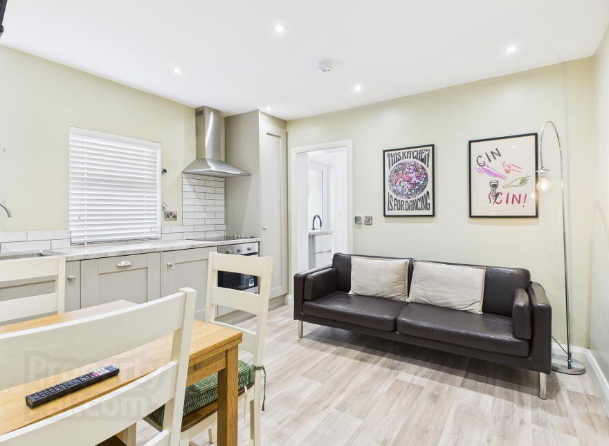 Flat 1, 31 Eglantine Avenue, Belfast, BT9 6DW photo