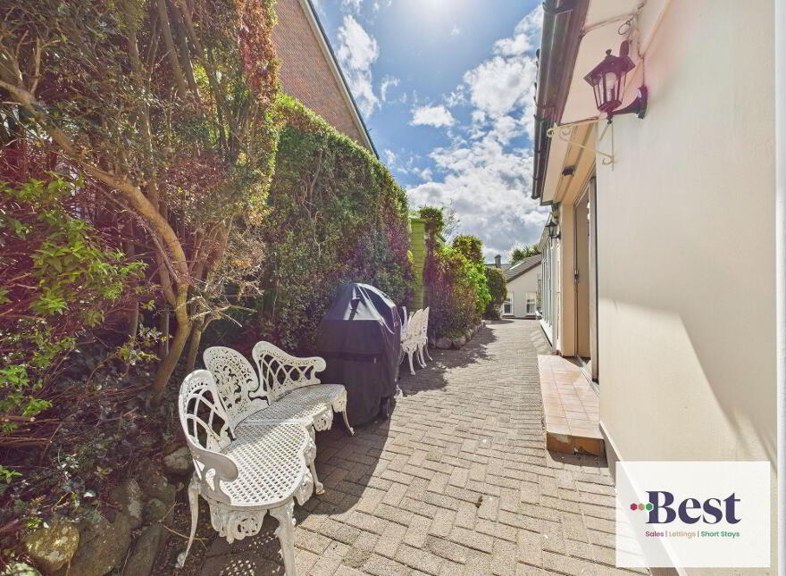 1 Lansdowne Crescent, Larne, BT40 1BW