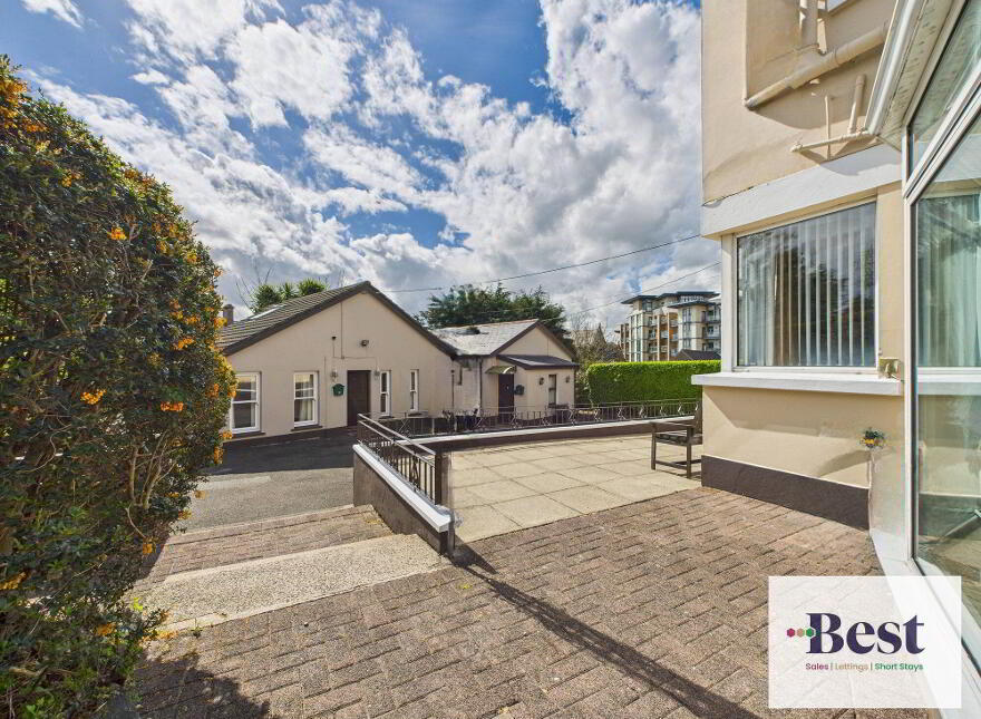 1 Lansdowne Crescent, Larne, BT40 1BW