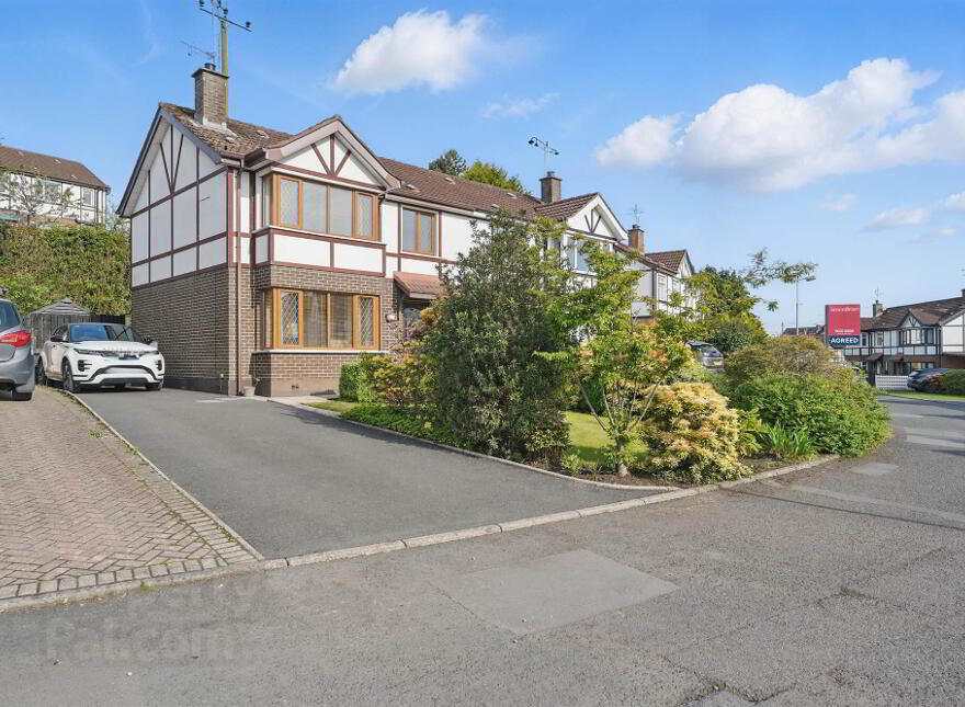 11 Meadowvale Gardens, Carryduff, Belfast, BT8 8PZ photo