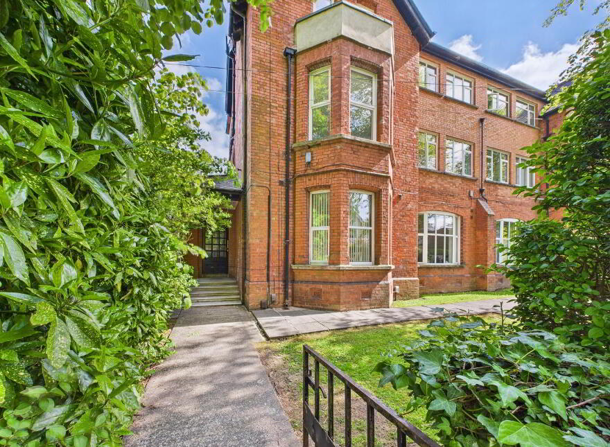 Apartment 2 50 Myrtlefield Park, Belfast, BT9 6NF photo
