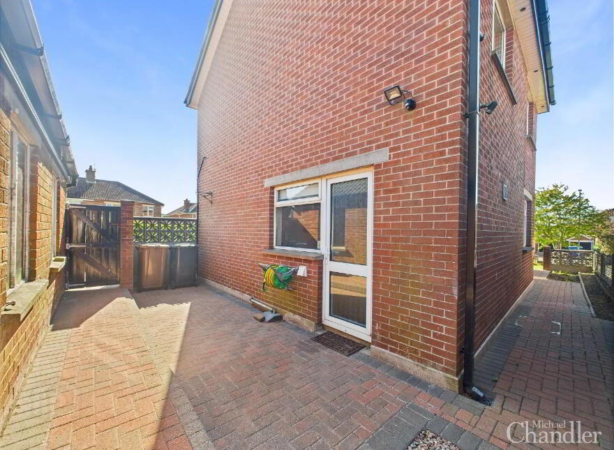35 Glenholm Crescent, Belfast, BT8 6LT