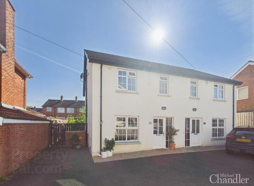 4a Woodbreda Crescent, Belfast, BT8 7JL photo