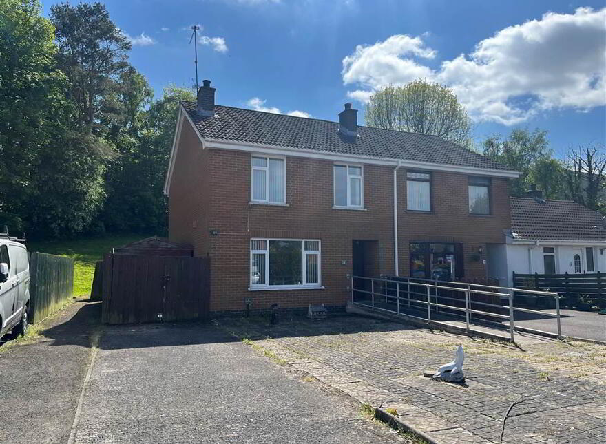 5 Causeway End Gardens, Lisburn, BT28 2EF photo
