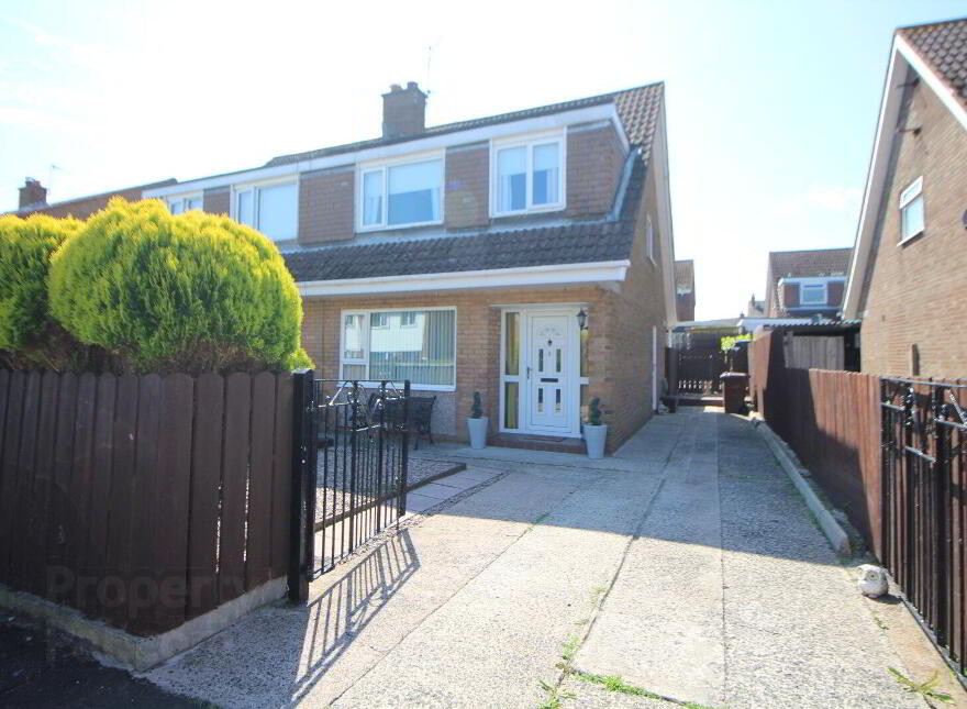 8 Kingsway, Carrickfergus, BT38 7JZ photo