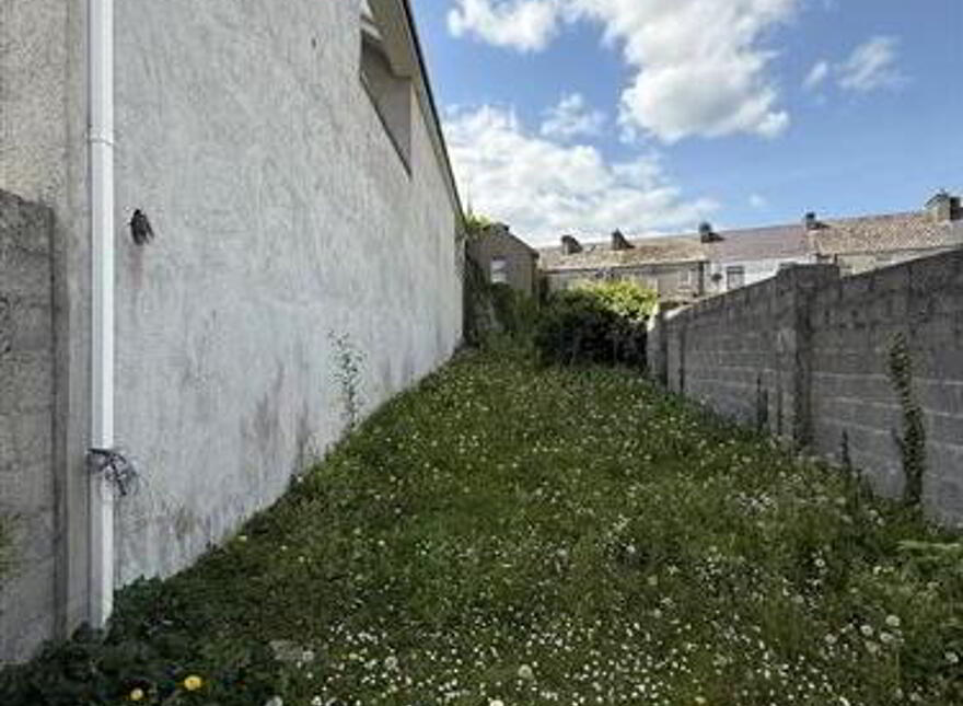 Pound Street, Ballaghaderreen, F45RK11