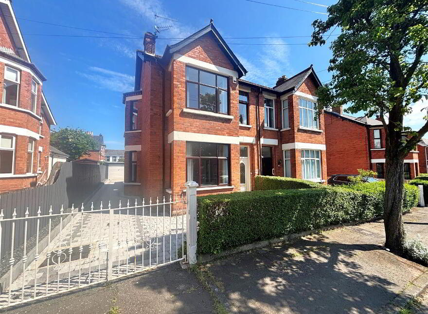 15 Thirlmere Gardens, Belfast, BT15 5EF photo