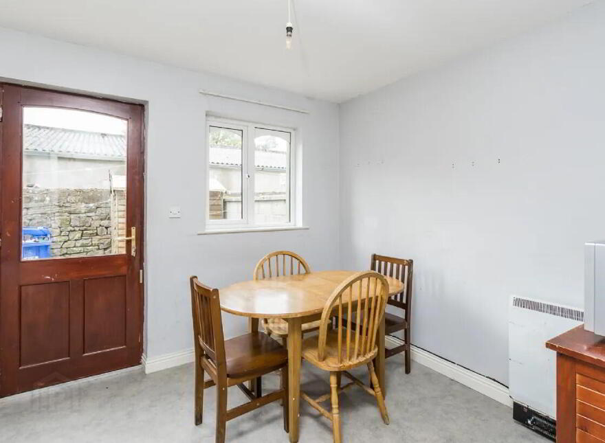5 Bank Gardens, Henry Street, F42F884