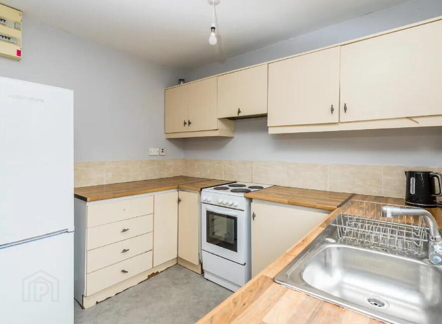 5 Bank Gardens, Henry Street, F42F884