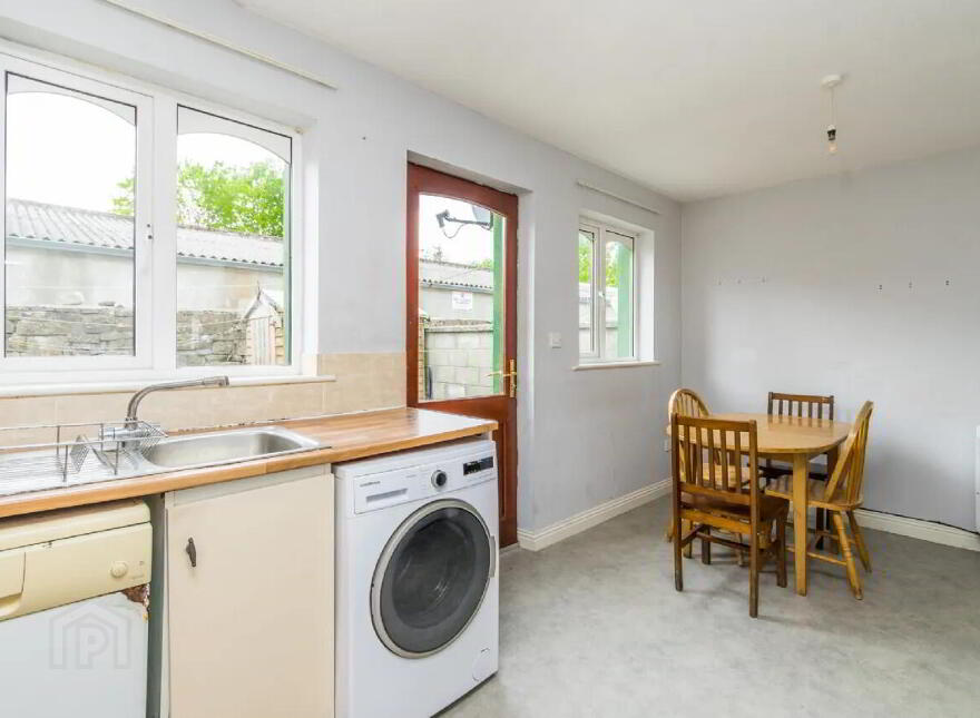 5 Bank Gardens, Henry Street, F42F884