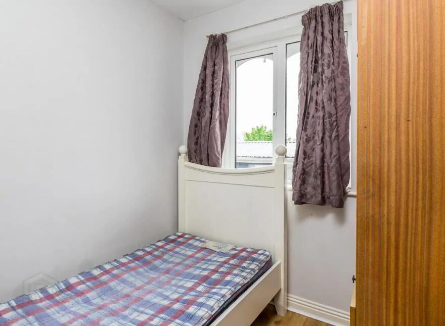 5 Bank Gardens, Henry Street, F42F884