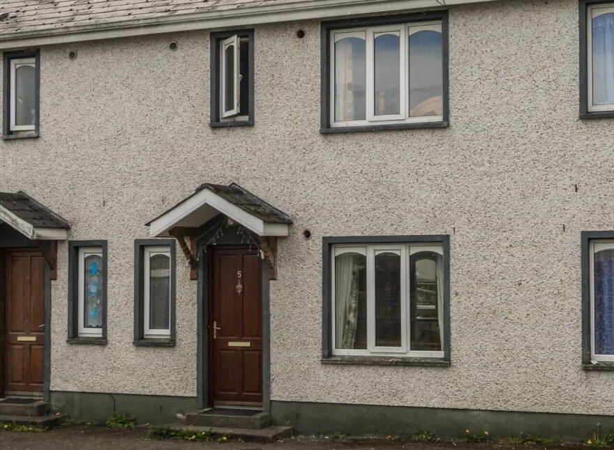 5 Bank Gardens, Henry Street, F42F884
