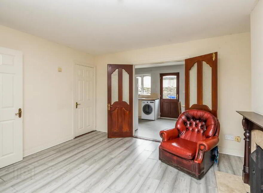 5 Bank Gardens, Henry Street, F42F884
