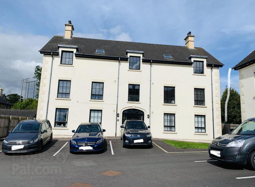 8 Lady Wallace Court, Lisburn, BT28 3GU photo