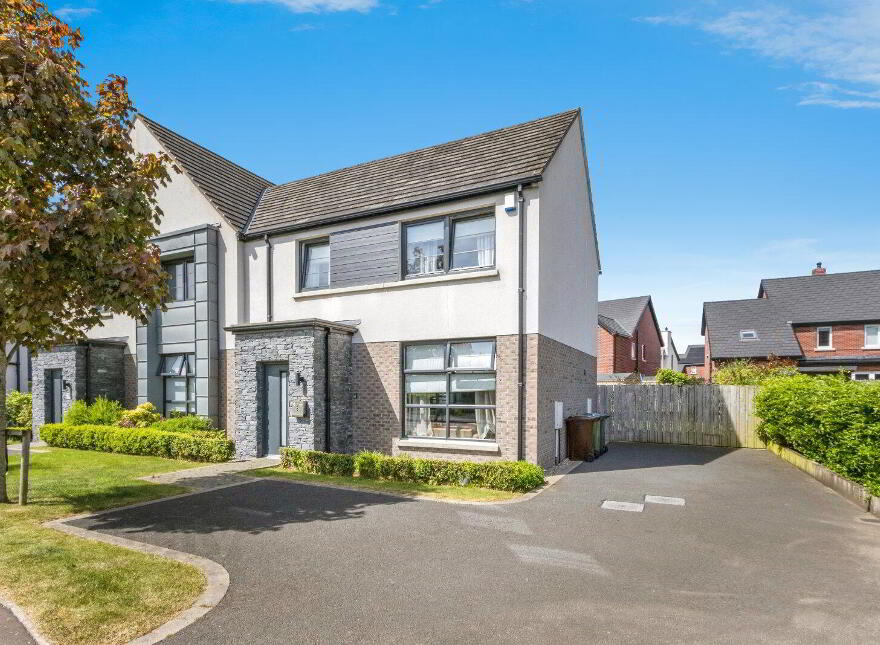 9 Fairfields Glen, Lisburn, BT28 3QL photo