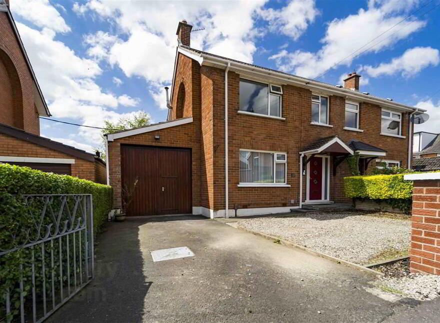 13 Rosslyn Park, Lisburn, BT28 1UH photo